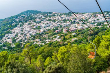 Solaro Dağı 'ndaki başkanlık, Capri Adası ve Napoli Körfezi' nin çarpıcı manzarasını sunuyor. İtalya