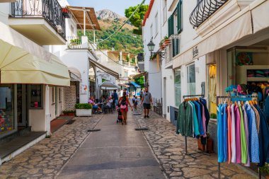 ANACAPRI, CAPRI, ITALY - 19 Eylül 2023: Turistler engebeli manzarası, lüks otelleri ve lüks tasarımcı alışveriş merkezleriyle ünlü Capri Adası 'nda tatilin tadını çıkarıyorlar.