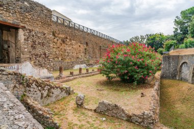 POMPEI, İtalya - 20 Eylül 2023: Vezüv Dağı 'nın 79 yılındaki patlaması ile gömülen antik Pompei kalıntıları. Pompei harabeleri UNESCO Dünya Mirası Alanlarının bir parçası.
