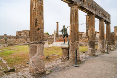 POMPEI, İtalya - 20 Eylül 2023: Vezüv Dağı 'nın 79 yılındaki patlaması ile gömülen antik Pompei kalıntıları. Pompei harabeleri UNESCO Dünya Mirası Alanlarının bir parçası.