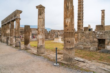 POMPEI, İtalya - 20 Eylül 2023: Vezüv Dağı 'nın 79 yılındaki patlaması ile gömülen antik Pompei kalıntıları. Pompei harabeleri UNESCO Dünya Mirası Alanlarının bir parçası.
