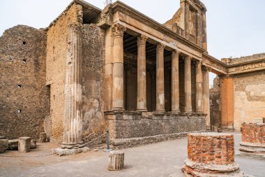 POMPEI, İtalya - 20 Eylül 2023: Vezüv Dağı 'nın 79 yılındaki patlaması ile gömülen antik Pompei kalıntıları. Pompei harabeleri UNESCO Dünya Mirası Alanlarının bir parçası.