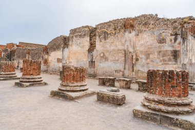 POMPEI, İtalya - 20 Eylül 2023: Vezüv Dağı 'nın 79 yılındaki patlaması ile gömülen antik Pompei kalıntıları. Pompei harabeleri UNESCO Dünya Mirası Alanlarının bir parçası.