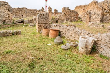 POMPEI, İtalya - 20 Eylül 2023: Vezüv Dağı 'nın 79 yılındaki patlaması ile gömülen antik Pompei kalıntıları. Pompei harabeleri UNESCO Dünya Mirası Alanlarının bir parçası.