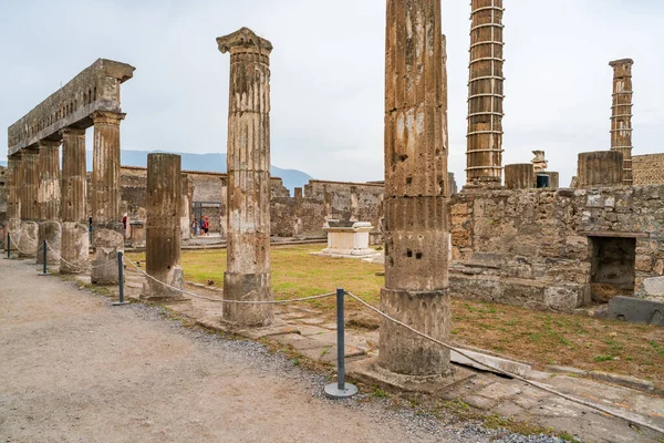 POMPEI, İtalya - 20 Eylül 2023: Vezüv Dağı 'nın 79 yılındaki patlaması ile gömülen antik Pompei kalıntıları. Pompei harabeleri UNESCO Dünya Mirası Alanlarının bir parçası.