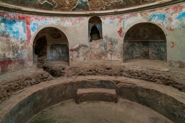 POMPEI İtalya - 20 Eylül 2023: Pompeii şehrindeki bir binanın içindeki duvar freskleri Vezüv Dağı 'nın patlamasıyla MÖ 79' da yok edildi. Pompei harabeleri UNESCO Dünya Mirası sahalarının bir parçası.