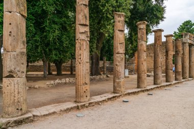 POMPEI, İtalya - 20 Eylül 2023: Vezüv Dağı 'nın 79 yılındaki patlaması ile gömülen antik Pompei kalıntıları. Pompei harabeleri UNESCO Dünya Mirası Alanlarının bir parçası.