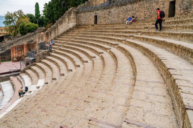 POMPEI, İtalya - 20 Eylül 2023: Pompei 'deki Büyük Tiyatro kalıntıları, MS 79' da Vesuvius Dağı 'nın patlaması ile gömülen antik bir şehir. Pompei kalıntıları UNESCO Dünya Mirası Alanlarının bir parçası