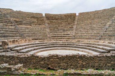 POMPEI, İtalya - 20 Eylül 2023: Pompei 'deki Küçük Tiyatro Harabeleri, MS 79' da Vesuvius Dağı 'nın püskürmesiyle gömülen antik bir şehir. Pompei kalıntıları UNESCO Dünya Mirası Alanlarının bir parçası