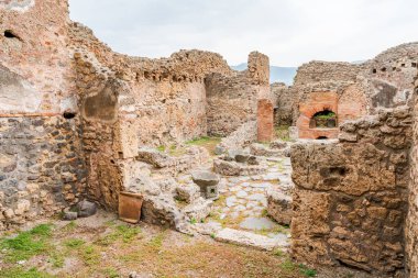 POMPEI, İtalya - 20 Eylül 2023: Vezüv Dağı 'nın 79 yılındaki patlaması ile gömülen antik Pompei kalıntıları. Pompei harabeleri UNESCO Dünya Mirası Alanlarının bir parçası.