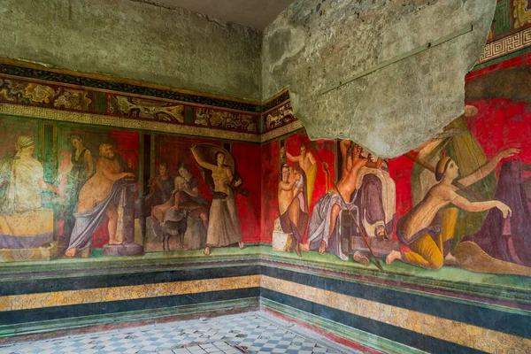 POMPEI, İtalya - 20 Eylül 2023: Pompie 'deki Vezüv Dağı' nın patlaması sonucu MS 79 'da gömülen kurbanın alçıdan bir vücudu. Pompei harabeleri UNESCO Dünya Mirası Alanlarının bir parçası.