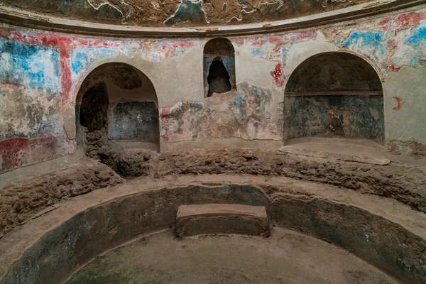 POMPEI İtalya - 20 Eylül 2023: Pompeii şehrindeki bir binanın içindeki duvar freskleri Vezüv Dağı 'nın patlamasıyla MÖ 79' da yok edildi. Pompei harabeleri UNESCO Dünya Mirası sahalarının bir parçası.