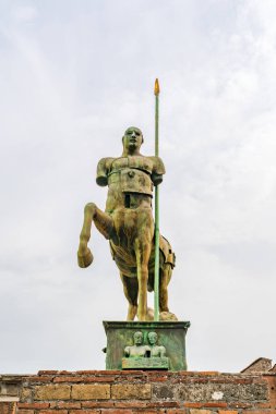 POMPEI İTALYASI - SEPTEMBER 20 2023: Polonyalı heykeltıraş Igor Mitoraj 'ın efsanevi sentor heykeli, antik Pompei şehrinin forumunda MÖ 79. yüzyılda Vesuvius Dağı' nın patlaması sonucu yıkıldı.