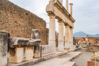 POMPEI, İtalya - 20 Eylül 2023: Vezüv Dağı 'nın 79 yılındaki patlaması ile gömülen antik Pompei kalıntıları. Pompei harabeleri UNESCO Dünya Mirası Alanlarının bir parçası.