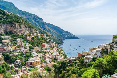 Positano - Avrupa 'da popüler bir seyahat merkezi olan İtalya' nın Campania kentindeki Amalfi kıyısındaki pitoresk köy