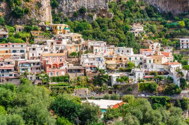 Positano - Avrupa 'da popüler bir seyahat merkezi olan İtalya' nın Campania kentindeki Amalfi kıyısındaki pitoresk köy