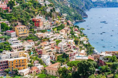Positano - Avrupa 'da popüler bir seyahat merkezi olan İtalya' nın Campania kentindeki Amalfi kıyısındaki pitoresk köy