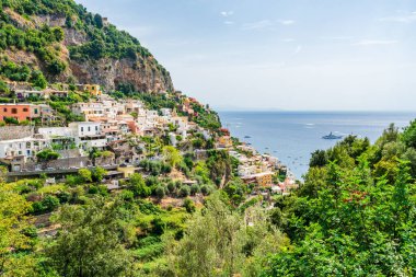 Positano - Avrupa 'da popüler bir seyahat merkezi olan İtalya' nın Campania kentindeki Amalfi kıyısındaki pitoresk köy