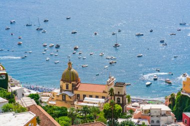 Positano - Avrupa 'da popüler bir seyahat merkezi olan İtalya' nın Campania kentindeki Amalfi kıyısındaki pitoresk köy