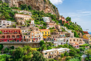 Positano - Avrupa 'da popüler bir seyahat merkezi olan İtalya' nın Campania kentindeki Amalfi kıyısındaki pitoresk köy