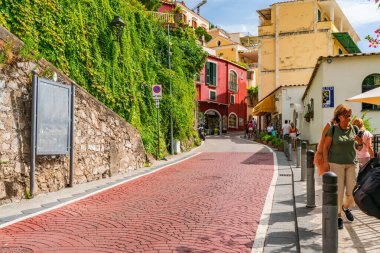 POSITANO, İtalya - 21 Eylül 2023: Positano İtalya 'nın Amalfi Sahili' nde bir uçurum kenarı köyüdür. Dik, dar caddeleri butikler ve kafelerle dolu olan ünlü bir tatil beldesi.