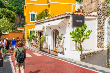 POSITANO, İtalya - 21 Eylül 2023: Positano İtalya 'nın Amalfi Sahili' nde bir uçurum kenarı köyüdür. Dik, dar caddeleri butikler ve kafelerle dolu olan ünlü bir tatil beldesi.