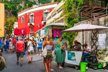 POSITANO, İtalya - 21 Eylül 2023: Positano İtalya 'nın Amalfi Sahili' nde bir uçurum kenarı köyüdür. Dik, dar caddeleri butikler ve kafelerle dolu olan ünlü bir tatil beldesi.