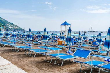 POSİTANO, İtalya - 21 Eylül 2023: Positano, İtalya 'nın Amalfi Sahili' nde çakıl taşı sahili ve dar sokakları butik ve kafelerle kaplı bir tatil köyüdür.