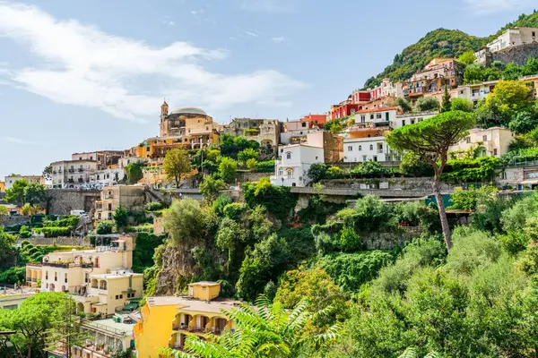 Positano - Avrupa 'da popüler bir seyahat merkezi olan İtalya' nın Campania kentindeki Amalfi kıyısındaki pitoresk köy