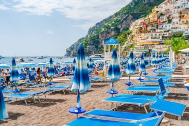 POSİTANO, İtalya - 21 Eylül 2023: Positano, İtalya 'nın Amalfi Sahili' nde çakıl taşı sahili ve dar sokakları butik ve kafelerle kaplı bir tatil köyüdür.