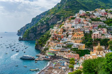 POSİTANO, İtalya - 21 Eylül 2023: Positano, İtalya 'nın Amalfi Sahili' nde çakıl taşı sahili ve dar sokakları butik ve kafelerle kaplı bir tatil köyüdür.