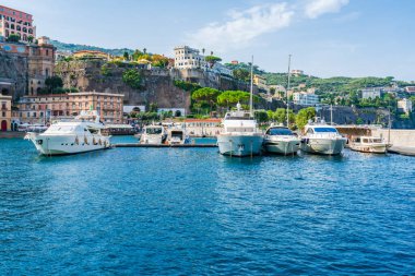 CAPRI, İtalya - SEPTEMBER 22, 2023: Capri Adası 'ndaki Marina Grande tekneleri engebeli manzarası, lüks otelleri ve lüks tasarımcı alışverişleriyle ünlüdür. Yazın Capri 'nin dramatik kıyı şeridi birçok yat çeker.