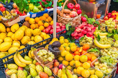 Capri Adası, İtalya 'da bir markette taze egzotik meyve çeşitliliği