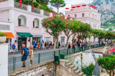 CAPRI, İtalya - 22 Eylül 2023: Turistler engebeli manzarası, lüks otelleri ve lüks tasarımcı alışverişleriyle ünlü Capri Adası 'nda tatilin tadını çıkarıyorlar.