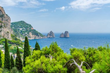 Faraglioni Kayaları ve İtalya 'nın Capri adasından bir Napoli Körfezi manzarası
