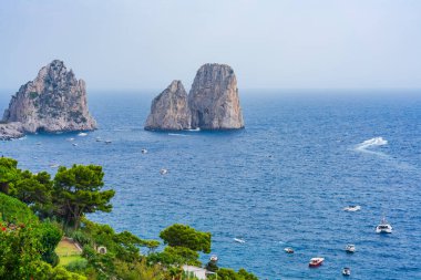 Faraglioni Kayaları ve İtalya 'nın Capri adasından bir Napoli Körfezi manzarası