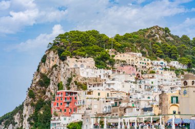 CAPRI, İtalya - SEPTEMBER 22, 2023: Capri Adası engebeli manzarası, lüks otelleri ve lüks tasarımcı alışverişleriyle ünlü popüler bir turizm merkezidir..