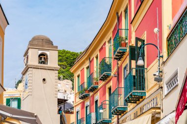 CAPRI, İtalya - SEPTEMBER 22, 2023: Capri Adası engebeli manzarası, lüks otelleri ve lüks tasarımcı alışverişleriyle ünlü popüler bir turizm merkezidir..