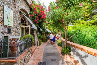 CAPRI, İtalya - SEPTEMBER 22, 2023: Capri Adası engebeli manzarası, lüks otelleri ve lüks tasarımcı alışverişleriyle ünlü popüler bir turizm merkezidir..