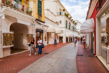 CAPRI, İtalya - SEPTEMBER 22, 2023: Capri Adası engebeli manzarası, lüks otelleri ve lüks tasarımcı alışverişleriyle ünlü popüler bir turizm merkezidir..