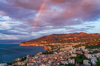 Sorrento 'da Gökkuşağı ve İtalya' da Napoli Körfezi 'nde