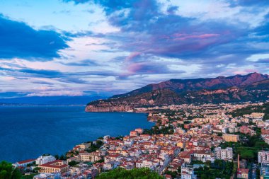 Sorrento 'nun panoramik manzarası ve İtalya' daki Napoli Körfezi alacakaranlıkta