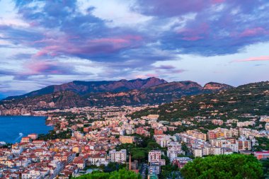 İtalya 'daki Sorrento' nun alacakaranlıktaki panoramik manzarası