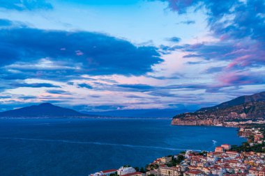 İtalya 'nın Napoli Körfezi' nin karşısındaki Sorrento Dağı ve Vezüv Dağı 'nın alacakaranlıkta manzarası.