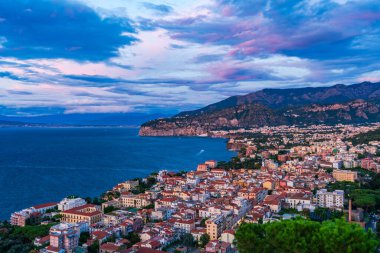 Sorrento 'nun panoramik manzarası ve İtalya' daki Napoli Körfezi alacakaranlıkta