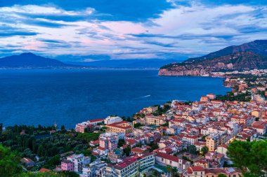 İtalya 'nın Napoli Körfezi' nin karşısındaki Sorrento Dağı ve Vezüv Dağı 'nın alacakaranlıkta manzarası.