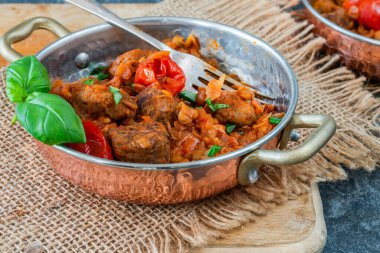 Domates ve mercimek soslu köfte.