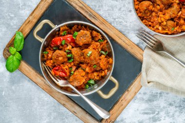 Domates ve mercimek soslu köfte.