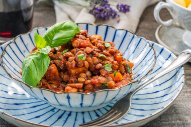Mantarlı ve havuçlu vejetaryen mercimek bolonez.