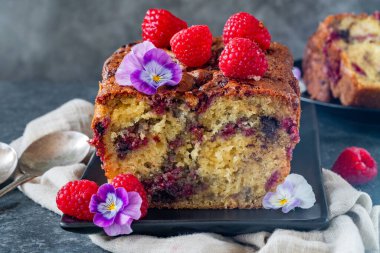 Nemli ahududu ve çikolatalı pasta.